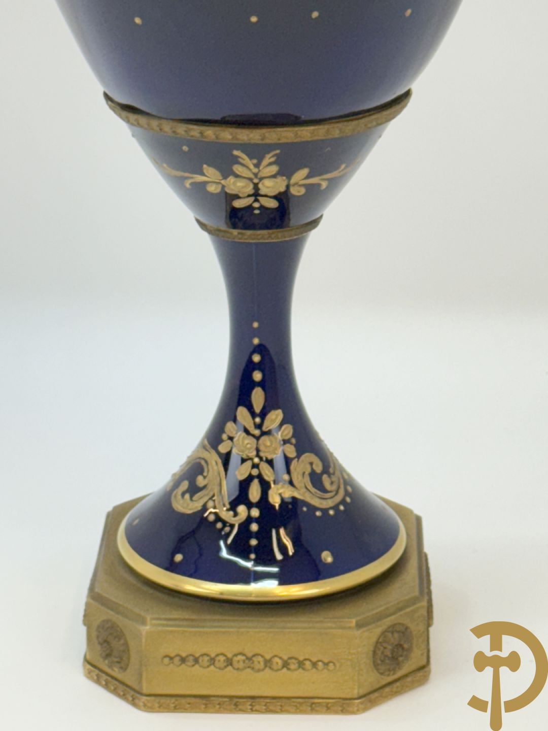 Paar Sèvres stijl vazen met bronzen oren en éénzijdig decor van cupido