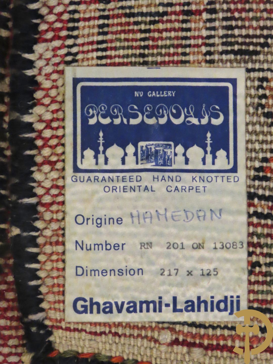 Oosterse handgeknoopt tapijt met geometrische motieven op blauwe fond Malayer + Oosters handgeknoopt tapijt met bloemenpatronen rode fond Kashkay