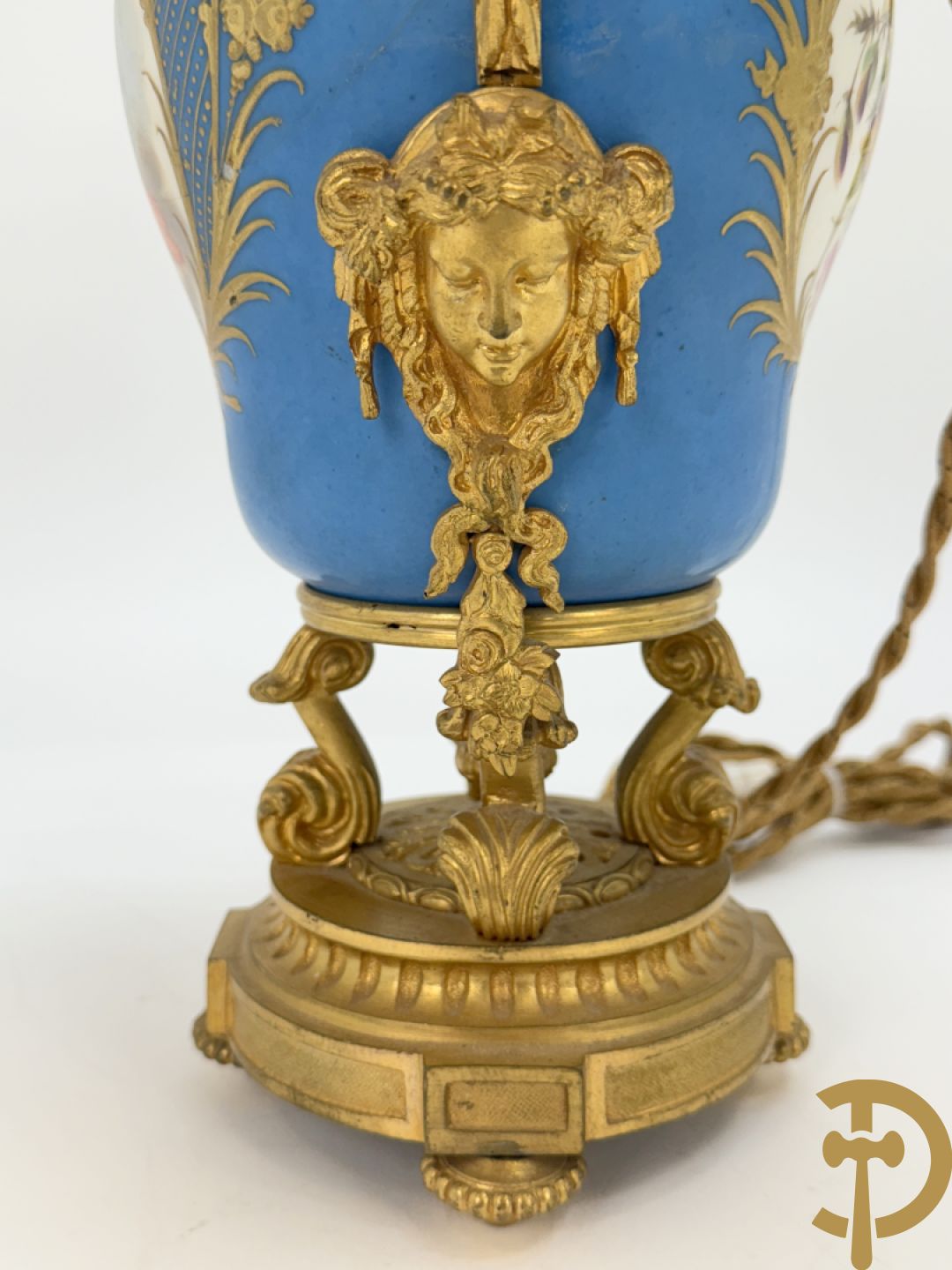 Bronzen lampadaire met accanthusranken en centraal Sèvres coupe gedecoreerd met cupido en bloemendecor