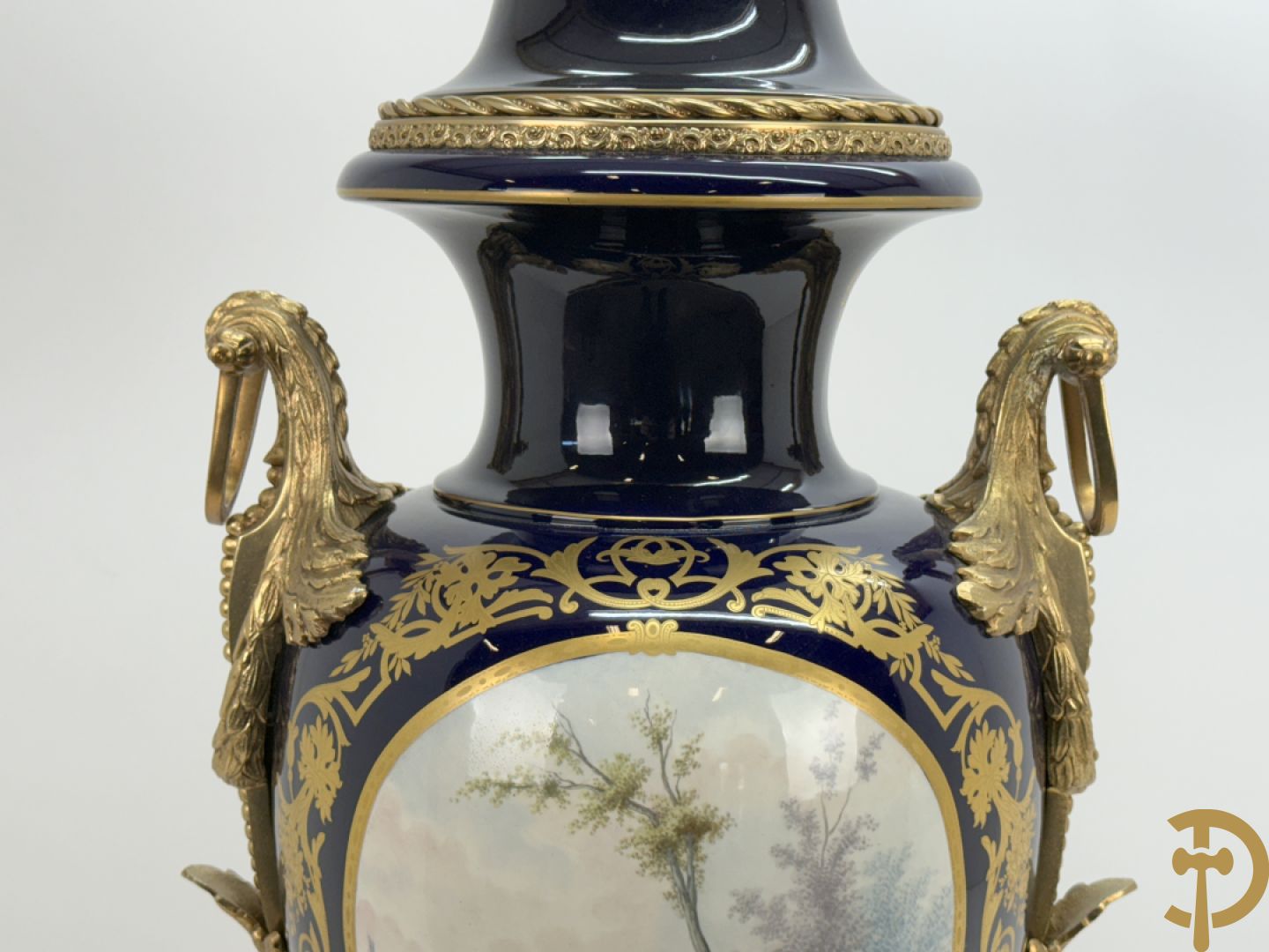 Onleesbaar getekend rechts onder, Sèvres stijl vaas met dubbel decor van romantische genrescène en landschapsscène, met bronzen ornamenten bezet