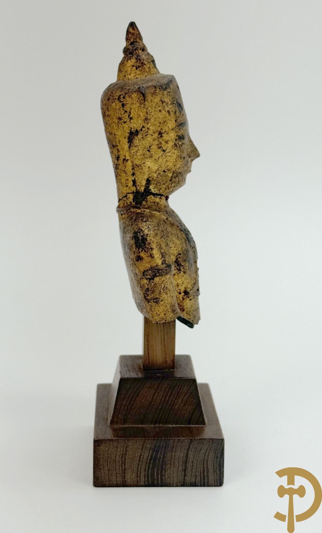 Bronzen zittende boedha in verloren was techniek + fragment van Tibetaans vergulde boedha + bronzen boedhahoofd op houten sokkel