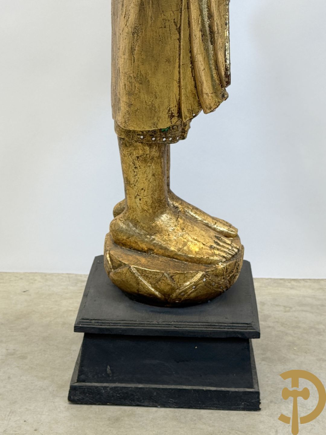 Vergulde houtgesculpteerde staande boedha bezet met spiegeltjes, op sokkel
