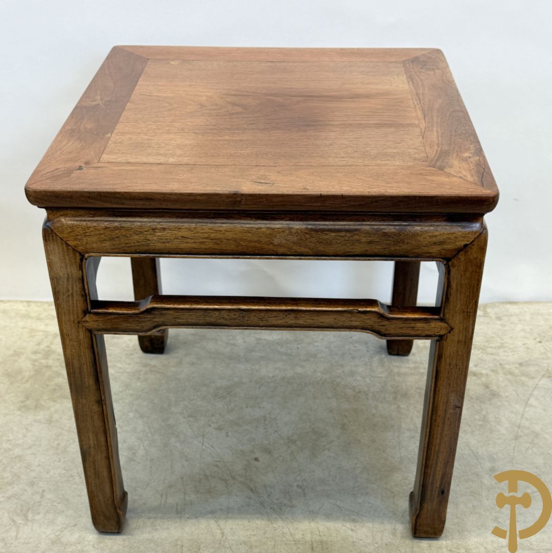 Twee hardhouten Chinese bijzettafels + salontafel