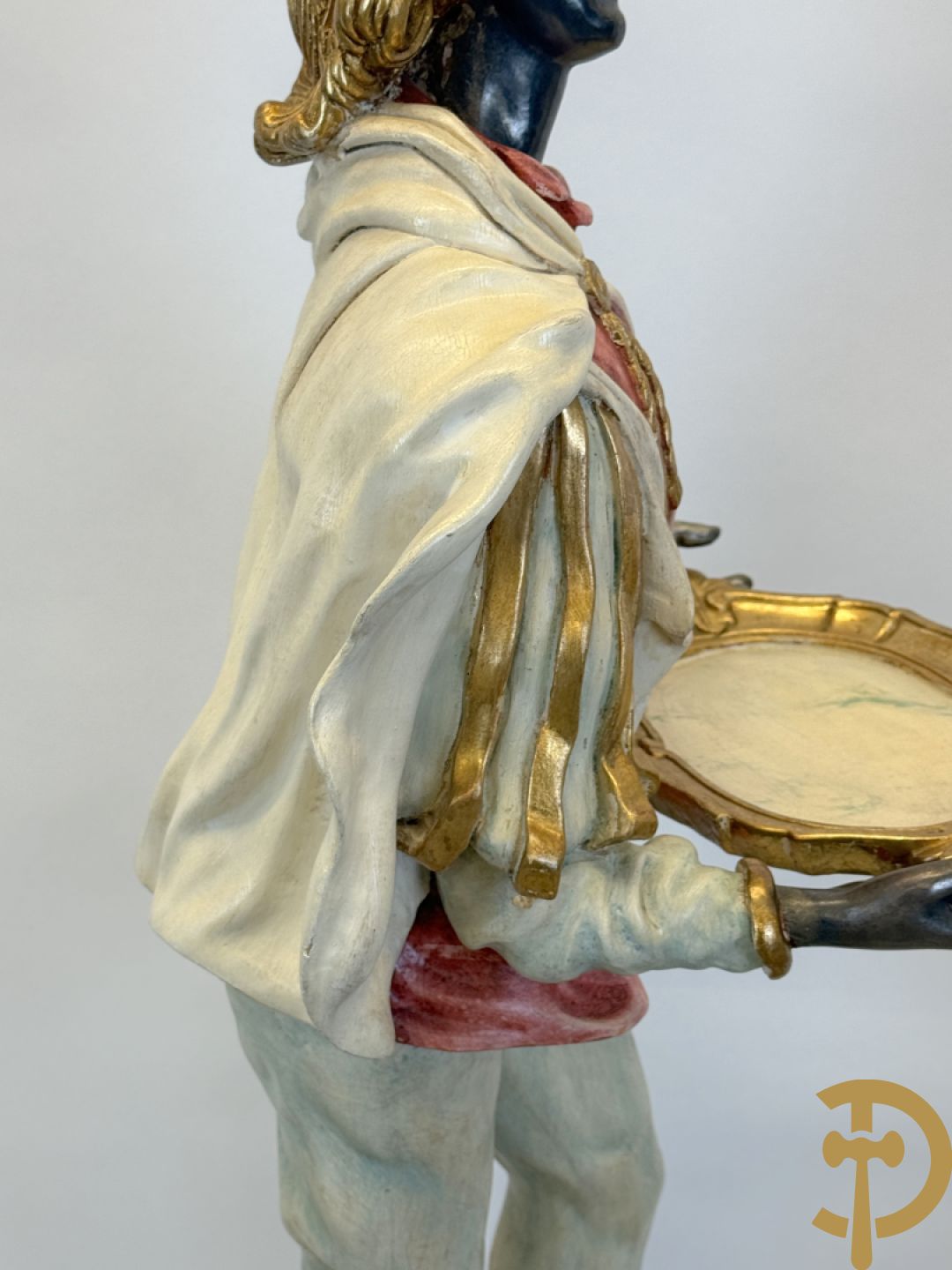 Gepolychromeerde staande moor in Victoriaanse kledij, met opdienschaal, op sokkel - Italiaans