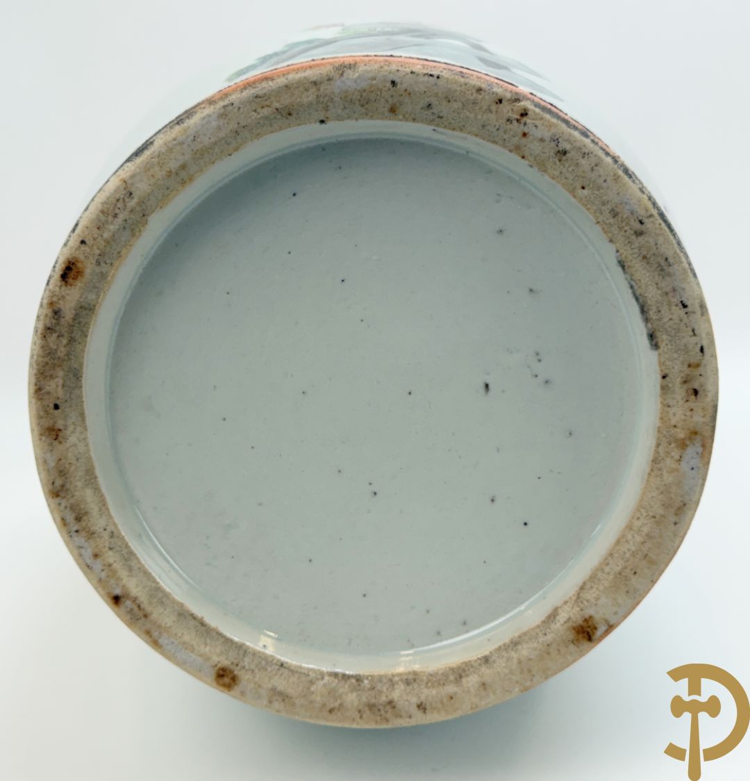 Chinese porseleinen vaas met decor van dames en hert in landschap