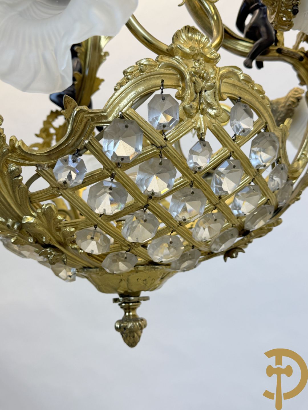 Vuurvergulde bronzen Franse luchter met zes lichtpunten en bezet met diamantvormige kristallen