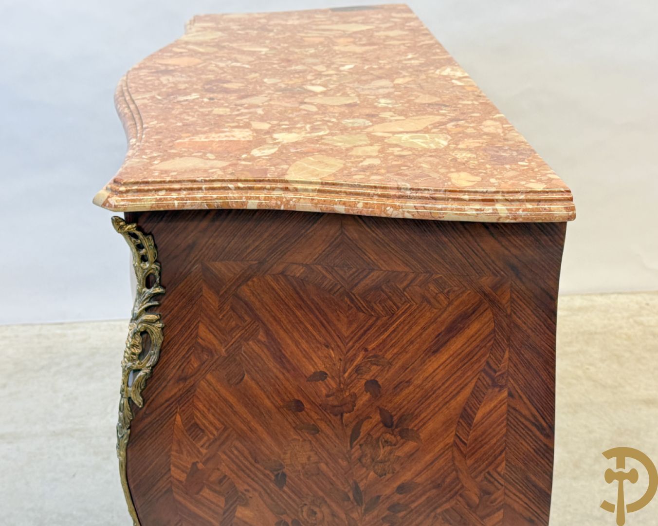 Notelaren gegalbeerde drieladencommode met bloemenmarquetterie en bezet met bronzen ornamenten, bovenaan met marmeren blad
