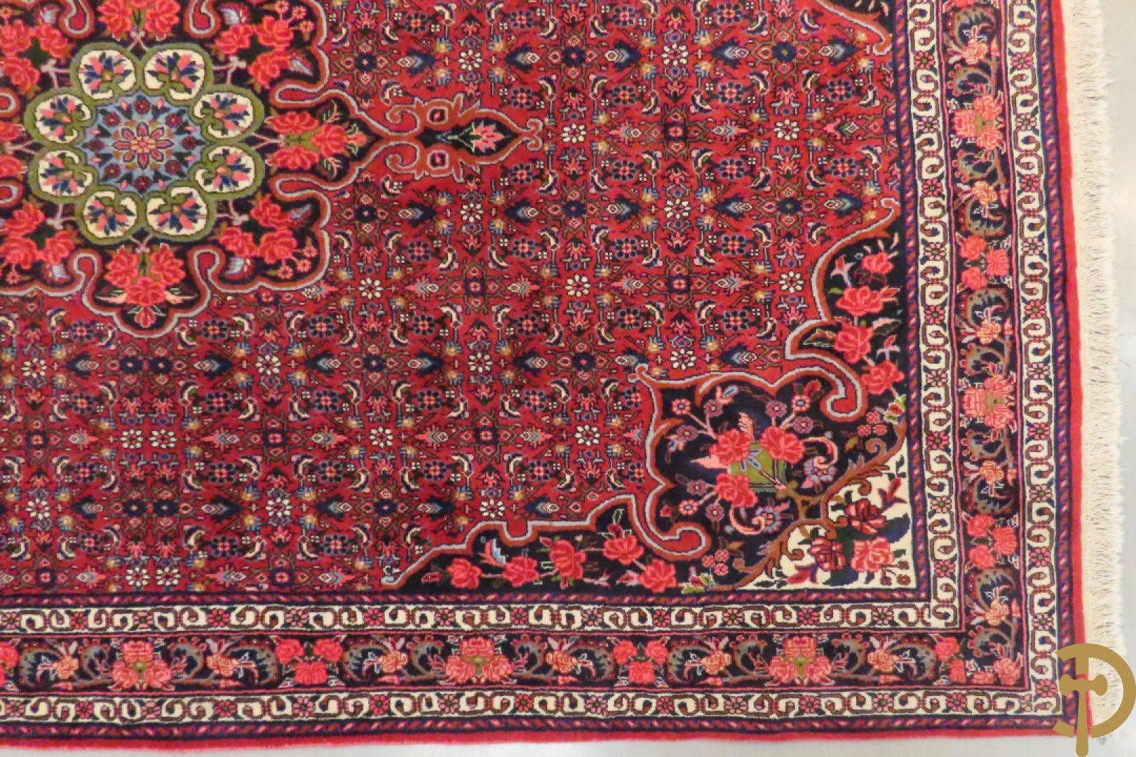 Oosters handgeknoopt tapijt met bloemenpatronen op rode fond