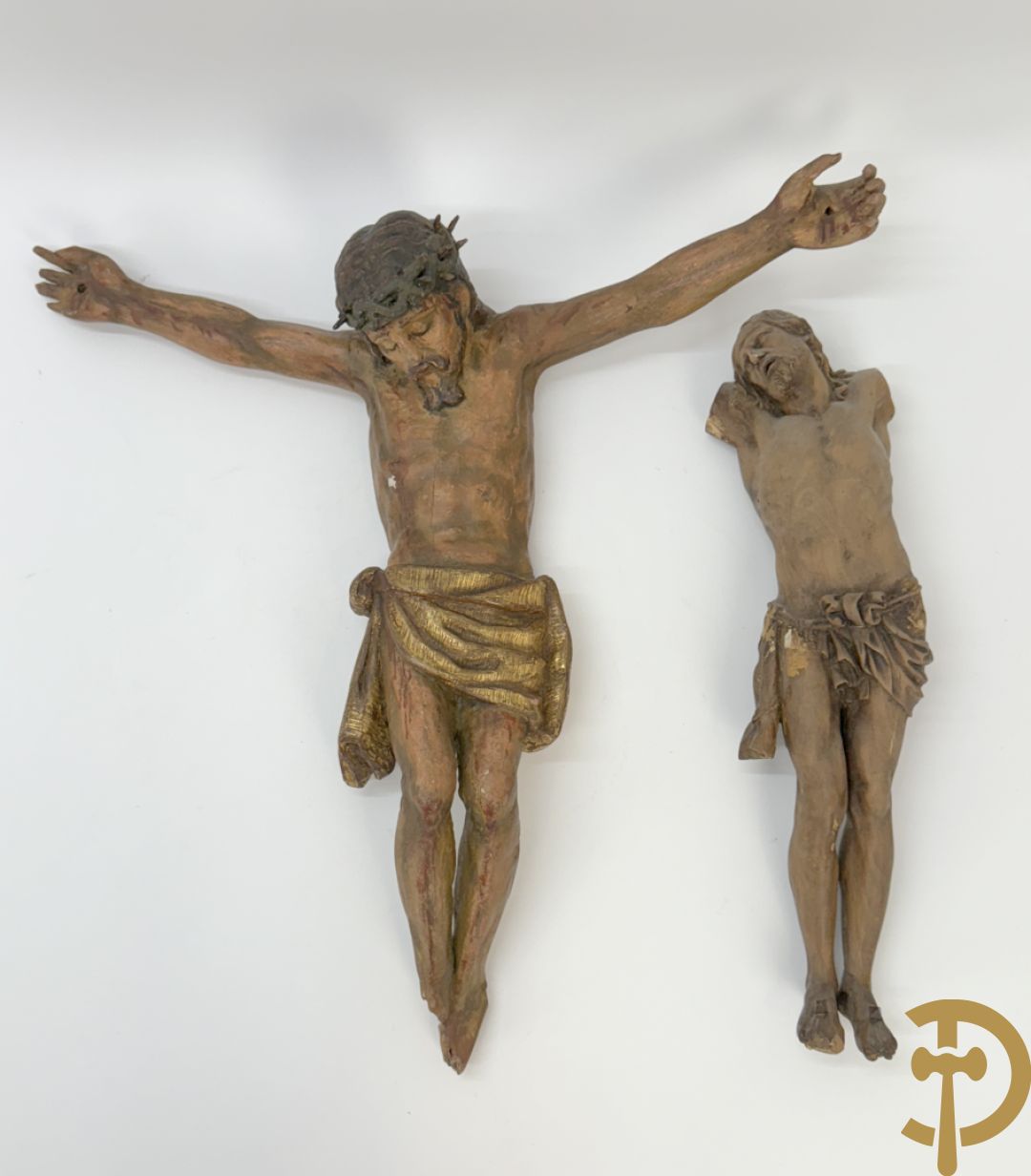 Twee houtgesculpteerde en gepolychromeerde corpussen