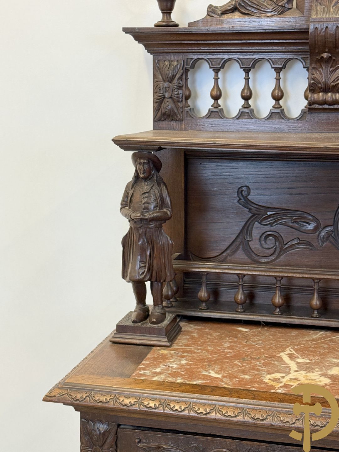 Massief eiken Bretoense eetkamer bestaande uit buffet met 3 deuren boven, 2 deuren onder, lades midden en gesculpteerde geanimeerde scènes + desserte + uittrekbare tafel + 6 stoelen + extra allonge