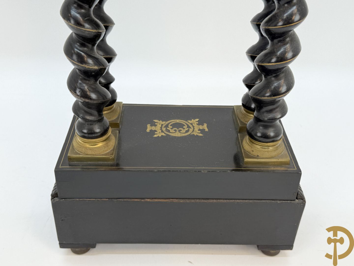 Napoleon III pendule met 4 getorste zuilen en koperinleg