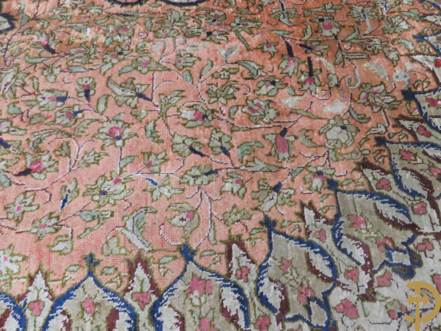 Oosters handgeknoopt tapijt zijde op katoen met centraal medaillon en bloementaferelen