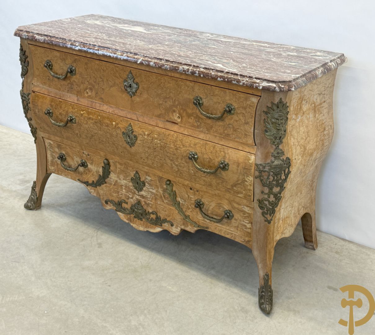 Wortelnotehouten drieladencommode met bronsbeslag van mazarinkoppen en accanthusranken, bovenaan met rood geaderd marmeren blad