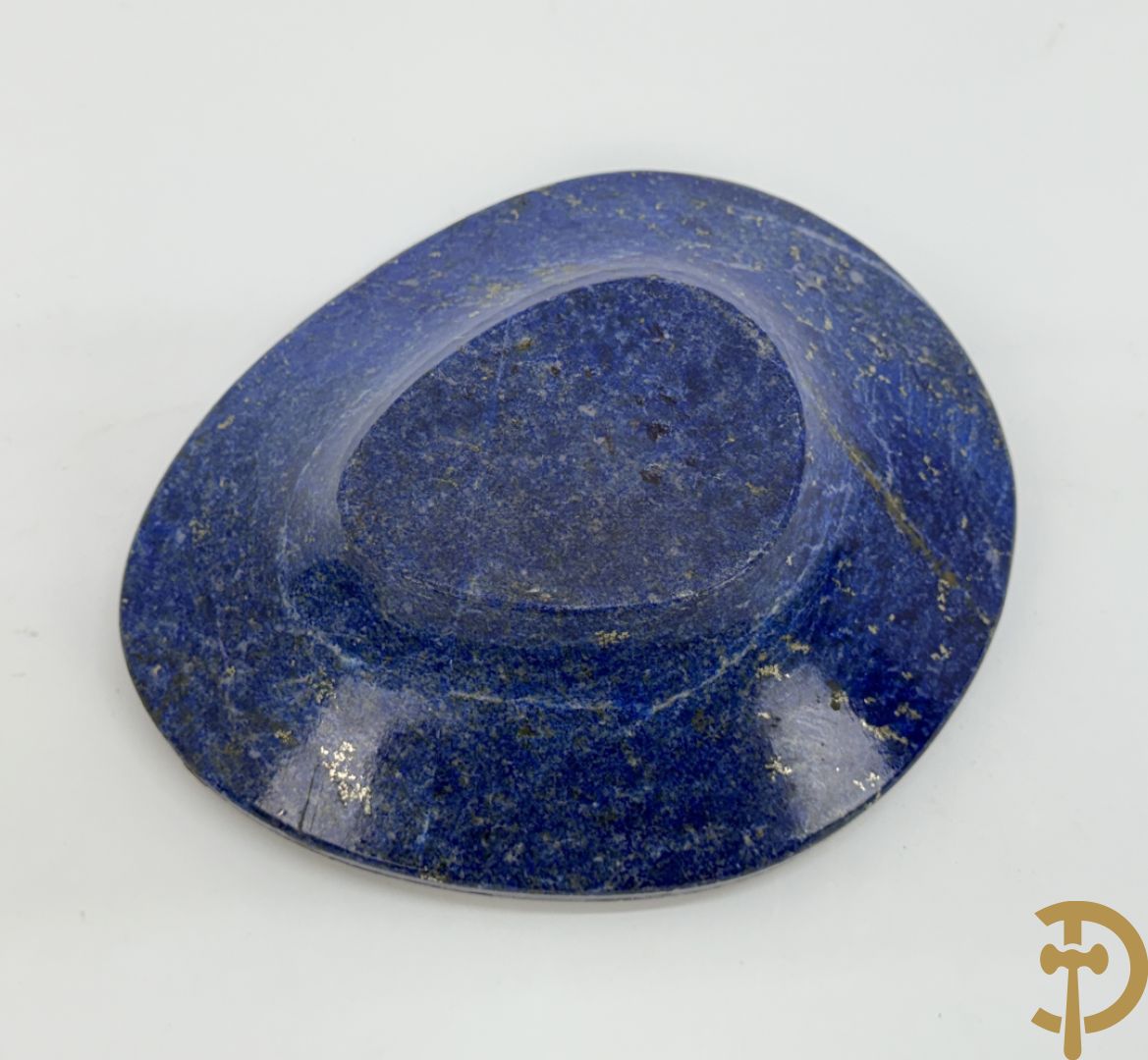 Wolf Helmut (getekend onderaan) twee ledige gepolierde schaal/bowl op voet van halfedelgesteente lapis lazuli met golvende rand onder getekend WOLF H. (Steinbildhauer, Edelsteingestalter, aus Kirschweiler, Idar-Oberstein) - (nieuwprijs 20.000 €)