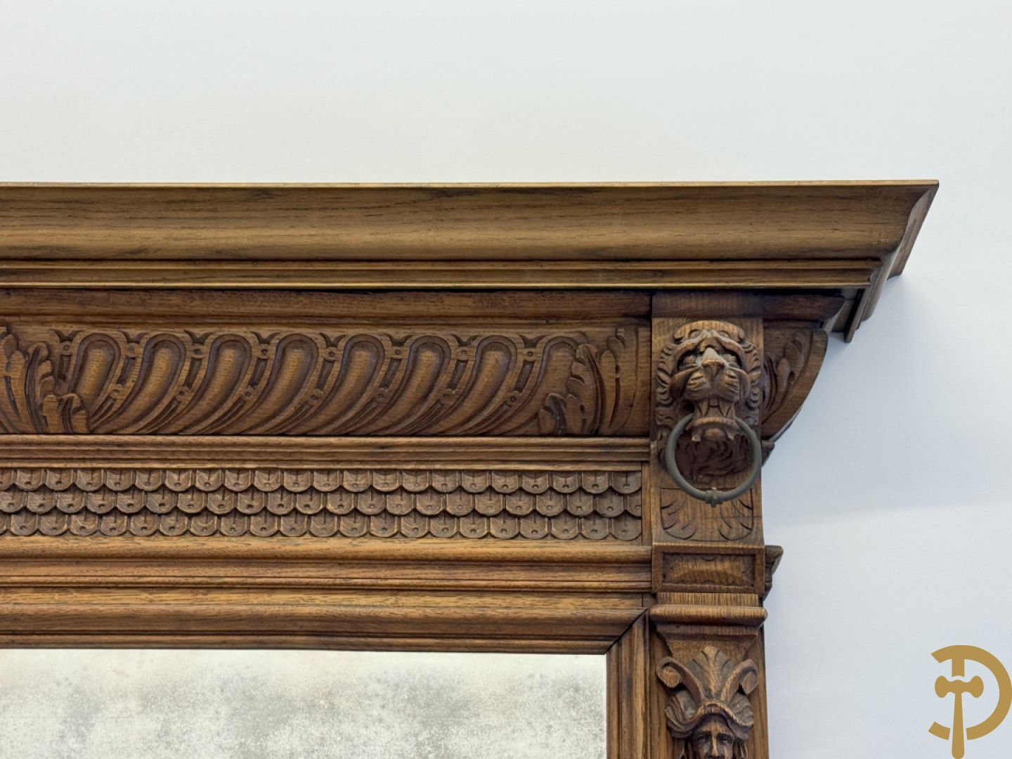 Massief eiken spiegel met knorrenlijst, hermen en Neo Renaissance sculptuur