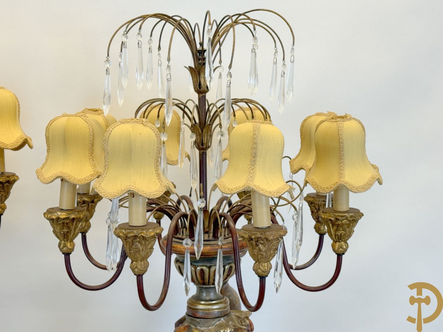 Paar gepolychromeerde dames op sokkel, bekroond met achtarmige kandelaar met lichtpunten en bellen, Italiaans, jaren 