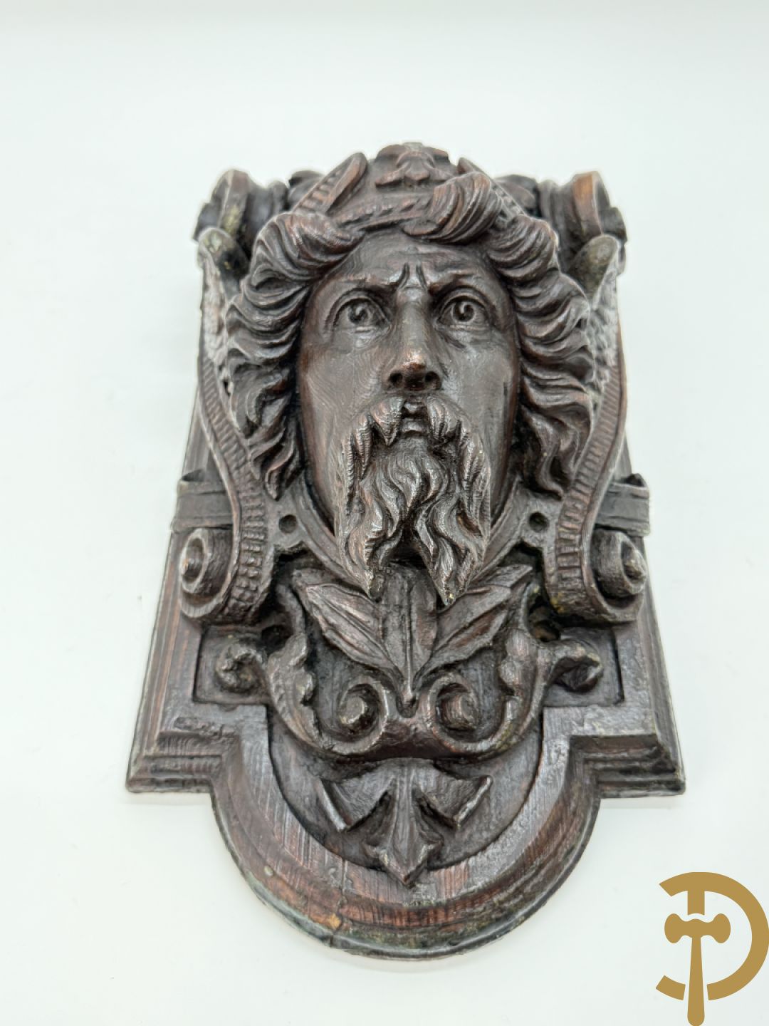 Paar muurhoeksteunen van hout met gesculpteerde hoofden man en vrouw