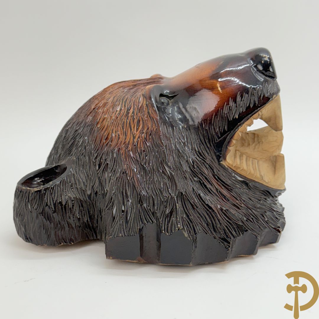 Houtgesculpteerde en gepatineerde beer, gesigneerd met Japanse tekens