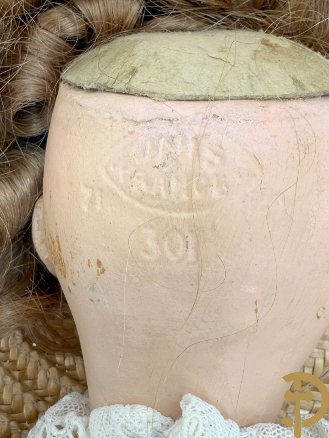 Oude pop met papier maché ledematen, gemerkt K R36/.728 + oude pop met papier maché ledematen en kantelbare oogjes + oude pop in papier maché, gemerkt Unis France 301 + oude pop in papier maché, onleesbaar gemerkt + hedendaagse pop met porseleinen ledematen + losse kleertjes