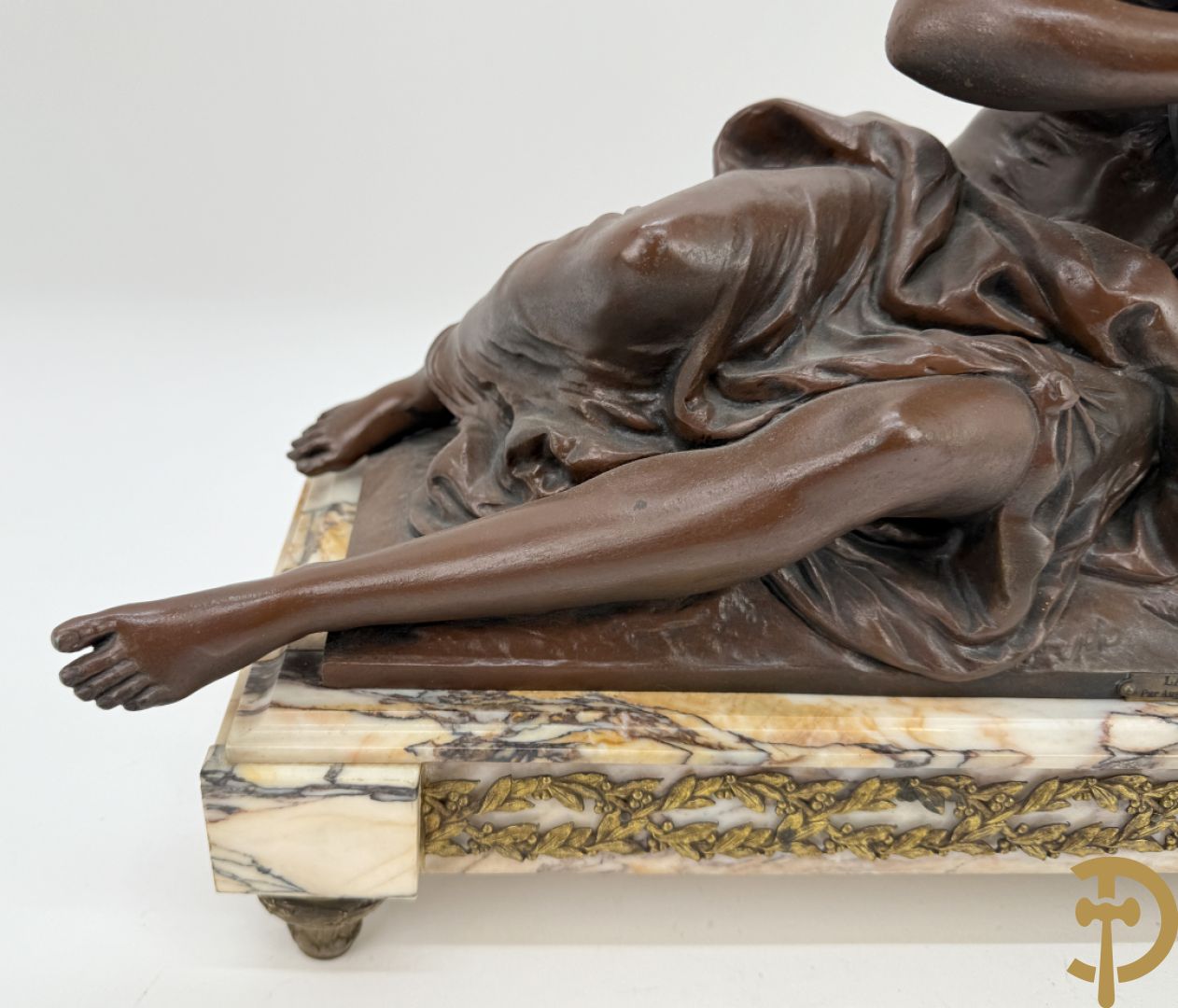 Driedelige zamak garnituur bestaande uit pendule 