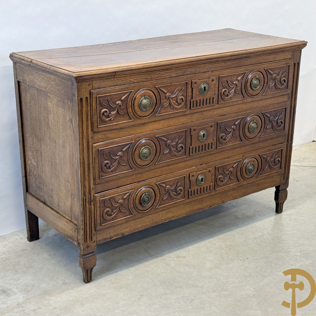 Massief eiken Louis XVI drieladencommode met gepanneleerde zijkanten en accanthusranken in de lades
