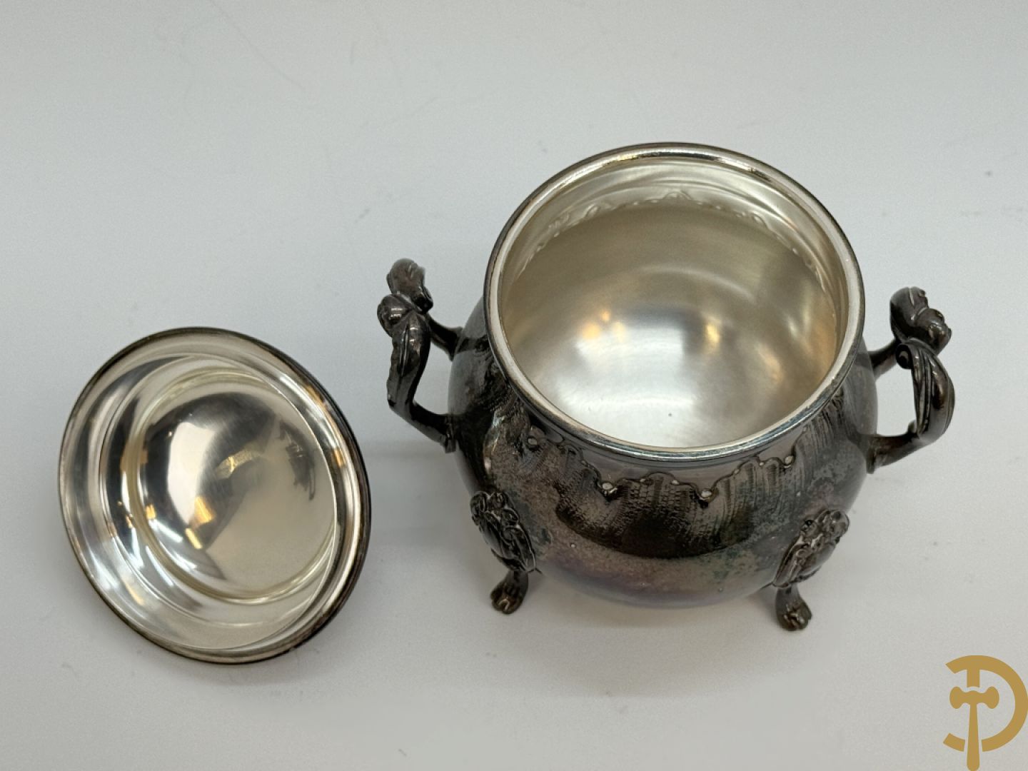 Verzilverd koffieservies met Louis XV motieven op verzilverde schotel, gemerkt M R 25, bestaande uit koffiekan, theekan, melkkan en suikerpot