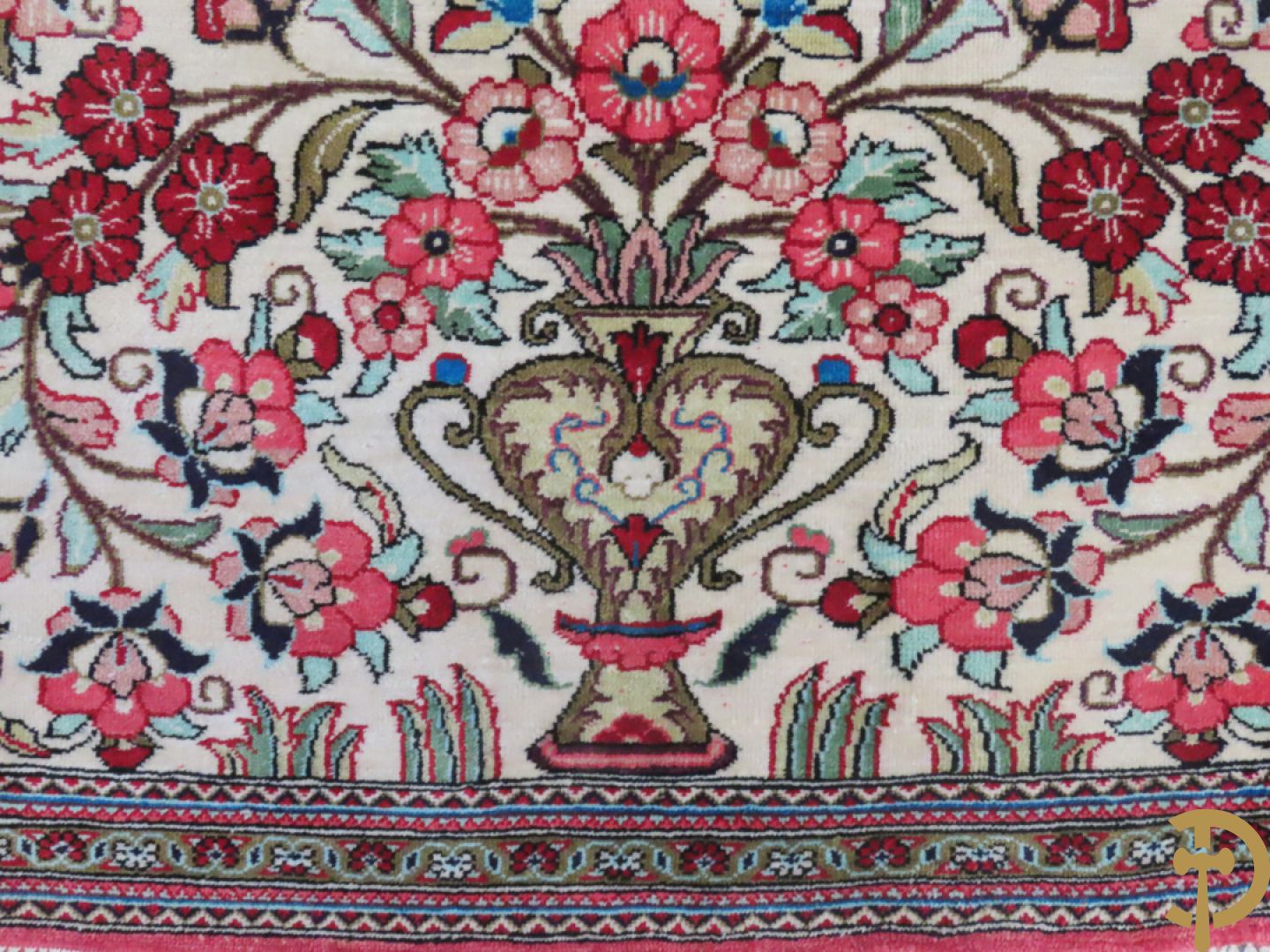 Oosters handgeknoopt tapijt zijde op katoen met bloemenpatronen, vogelmotieven en decor van amfoorvazen + Oosters handgeknoopt tapijt met decor van bloemen en amfoorvaas