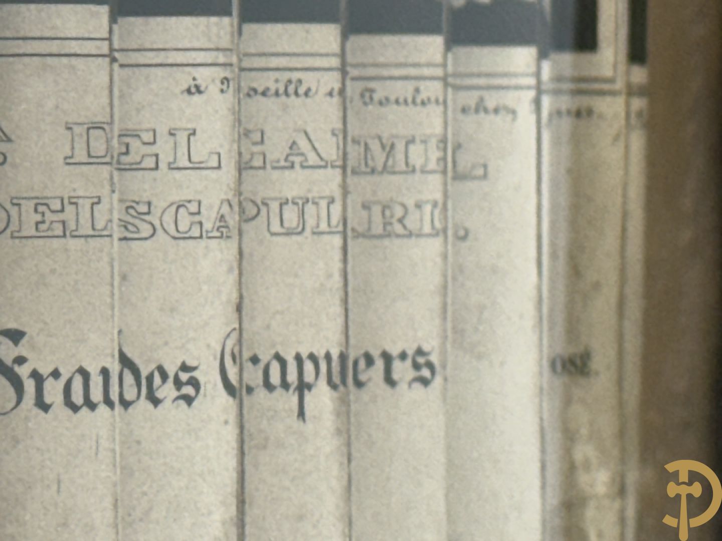 Vergulde Charles X kader met religieuse gravure in prisma gesneden met links en rechts ander zicht