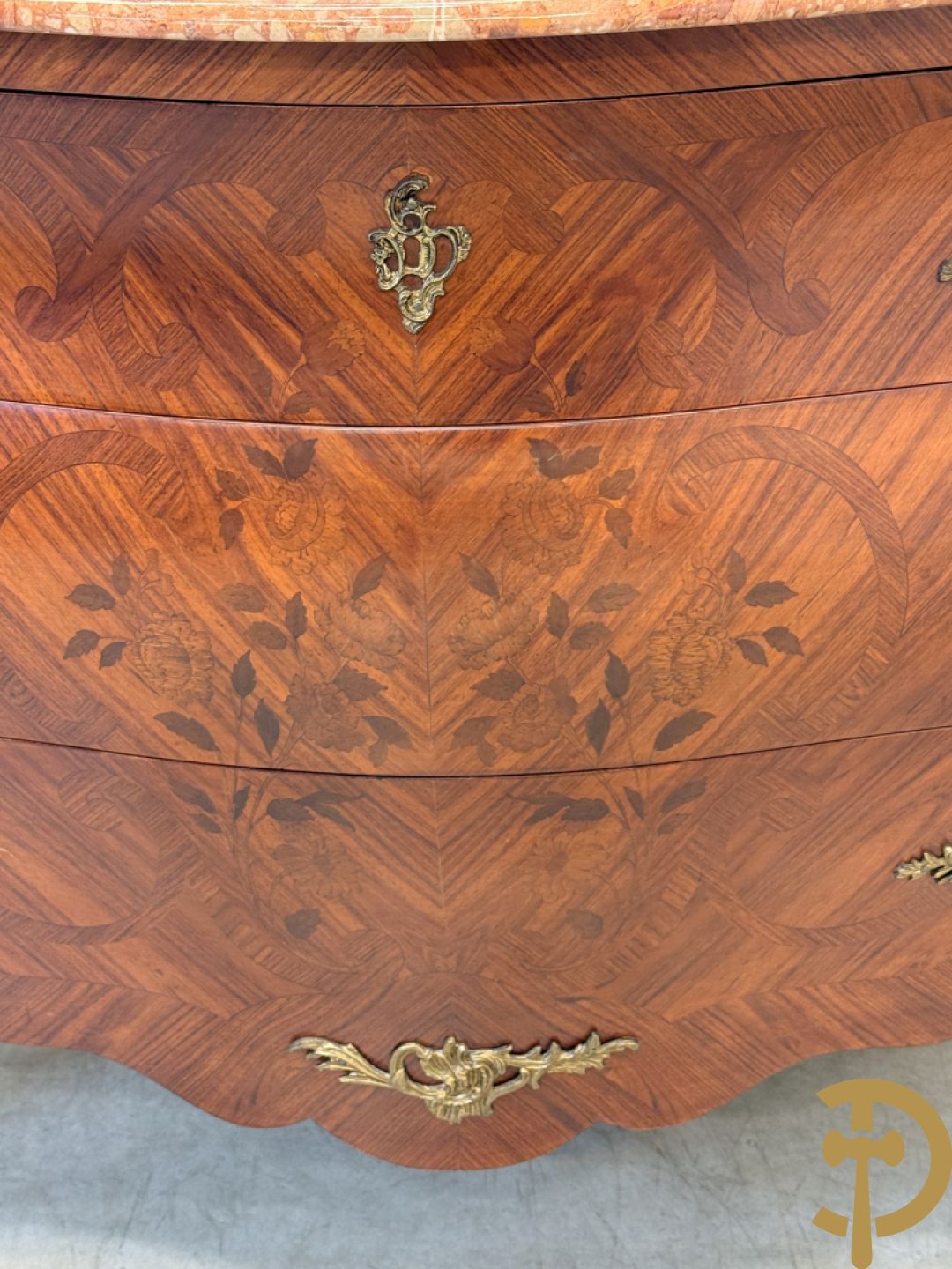 Notelaren gegalbeerde drieladencommode met bloemenmarquetterie en bezet met bronzen ornamenten, bovenaan met marmeren blad