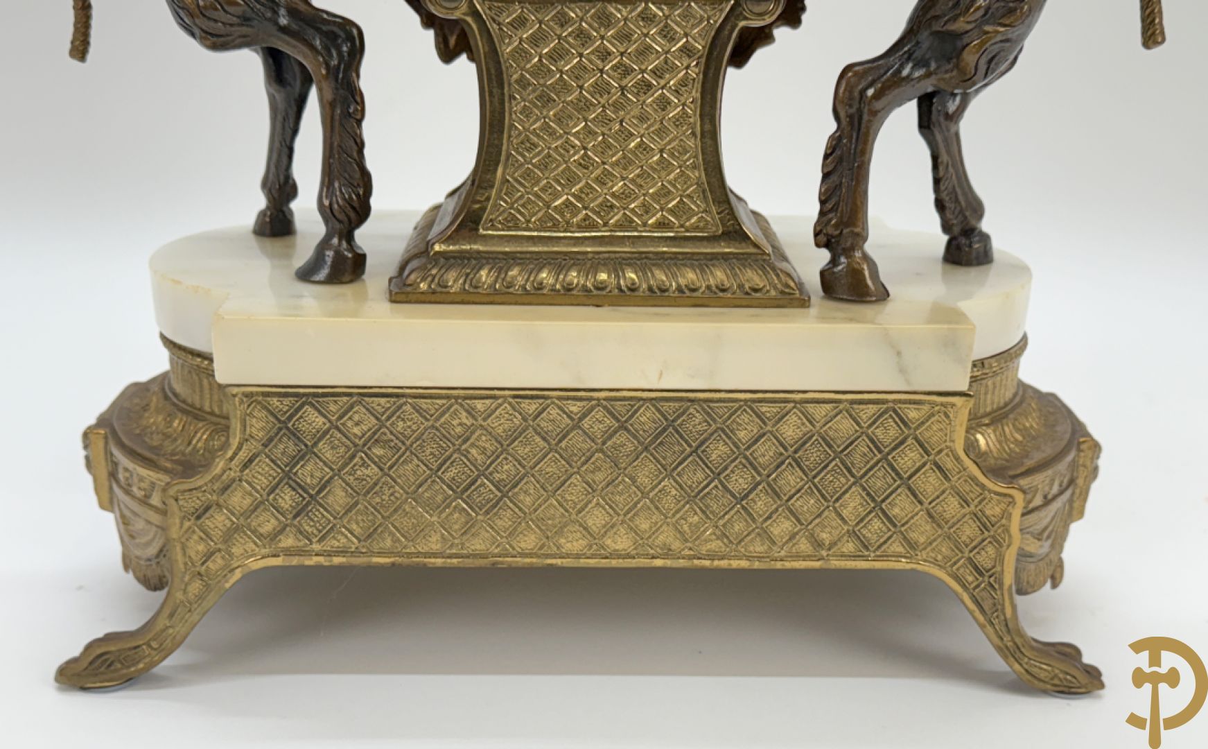 Driedelige koperen garnituur, centraal met harp geflankeerd door paar cupido