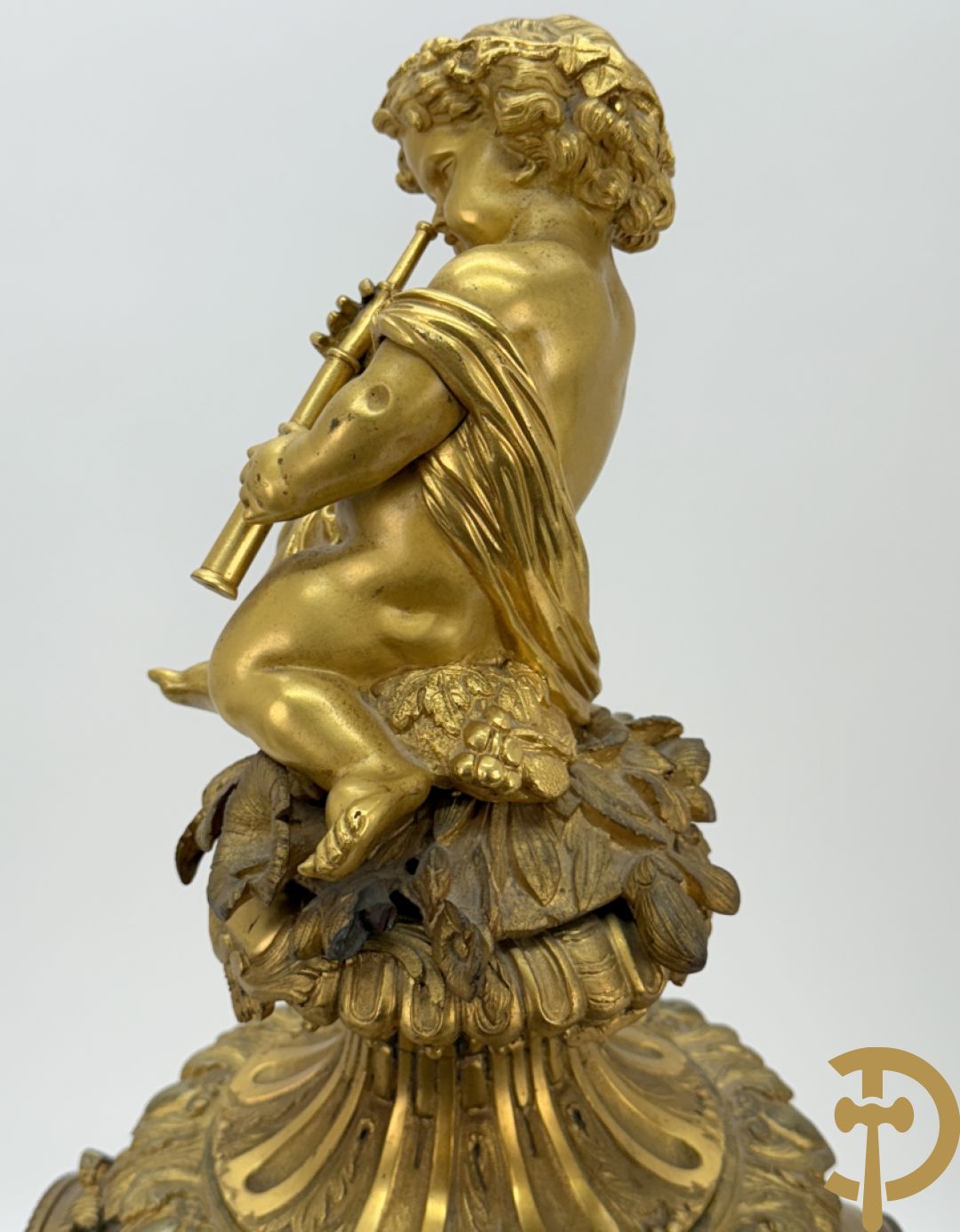 Driedelige bronzen Franse garnituur bezet met cupido