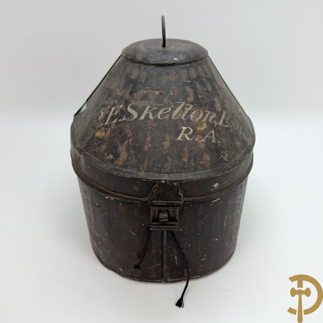 Engelse hoed pitch helm in hoedendoos, Royal Artillerie