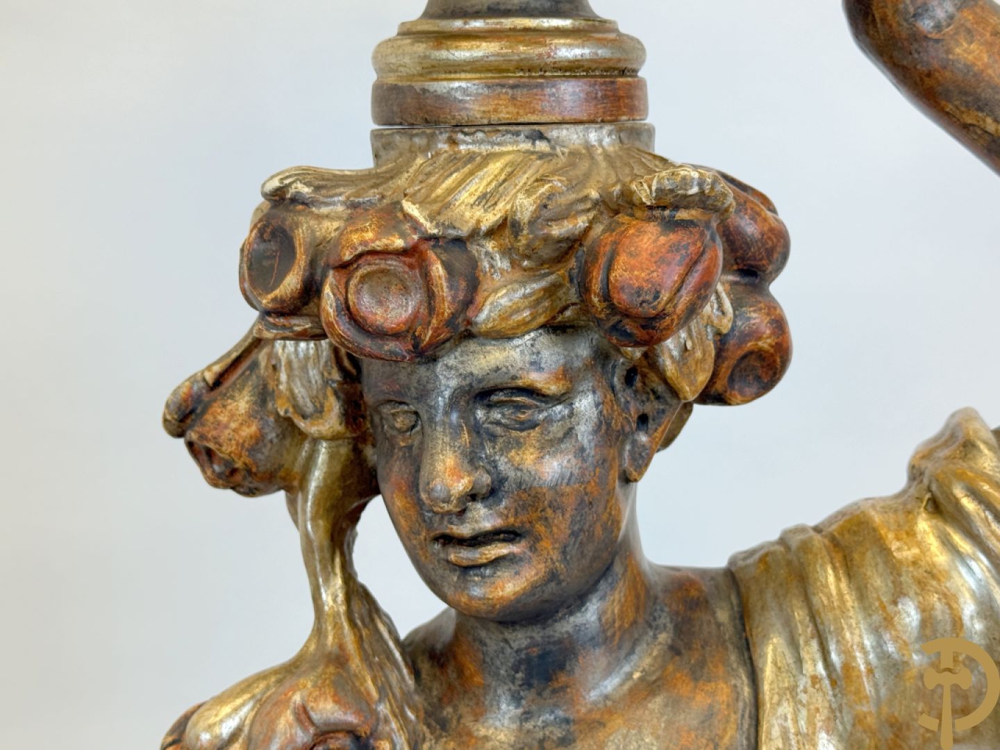 Paar gepolychromeerde dames op sokkel, bekroond met achtarmige kandelaar met lichtpunten en bellen, Italiaans, jaren 