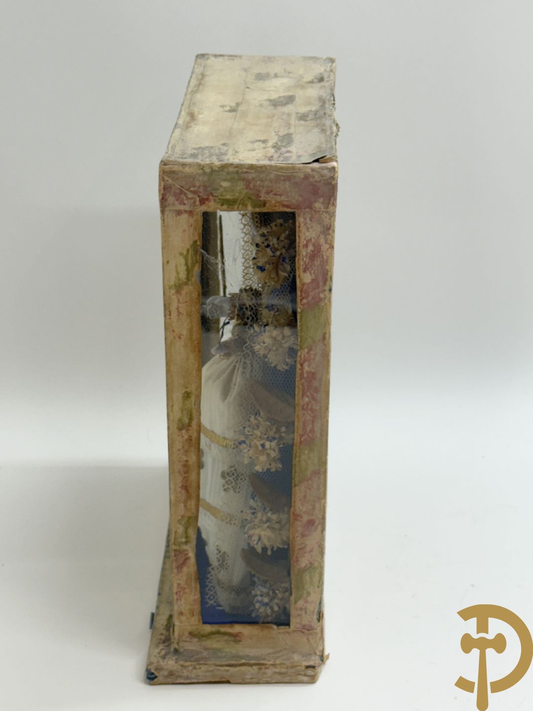 Voorstelling van Madonna met kind, deels verguld, deels geaquarelleerd - in ovale lijst + Voorstelling van Madonna met kind in textielwerk in ovale lijst + Madonna met kind in glazen kastje+ 2 kleine ovale medaillons in pijpaarde