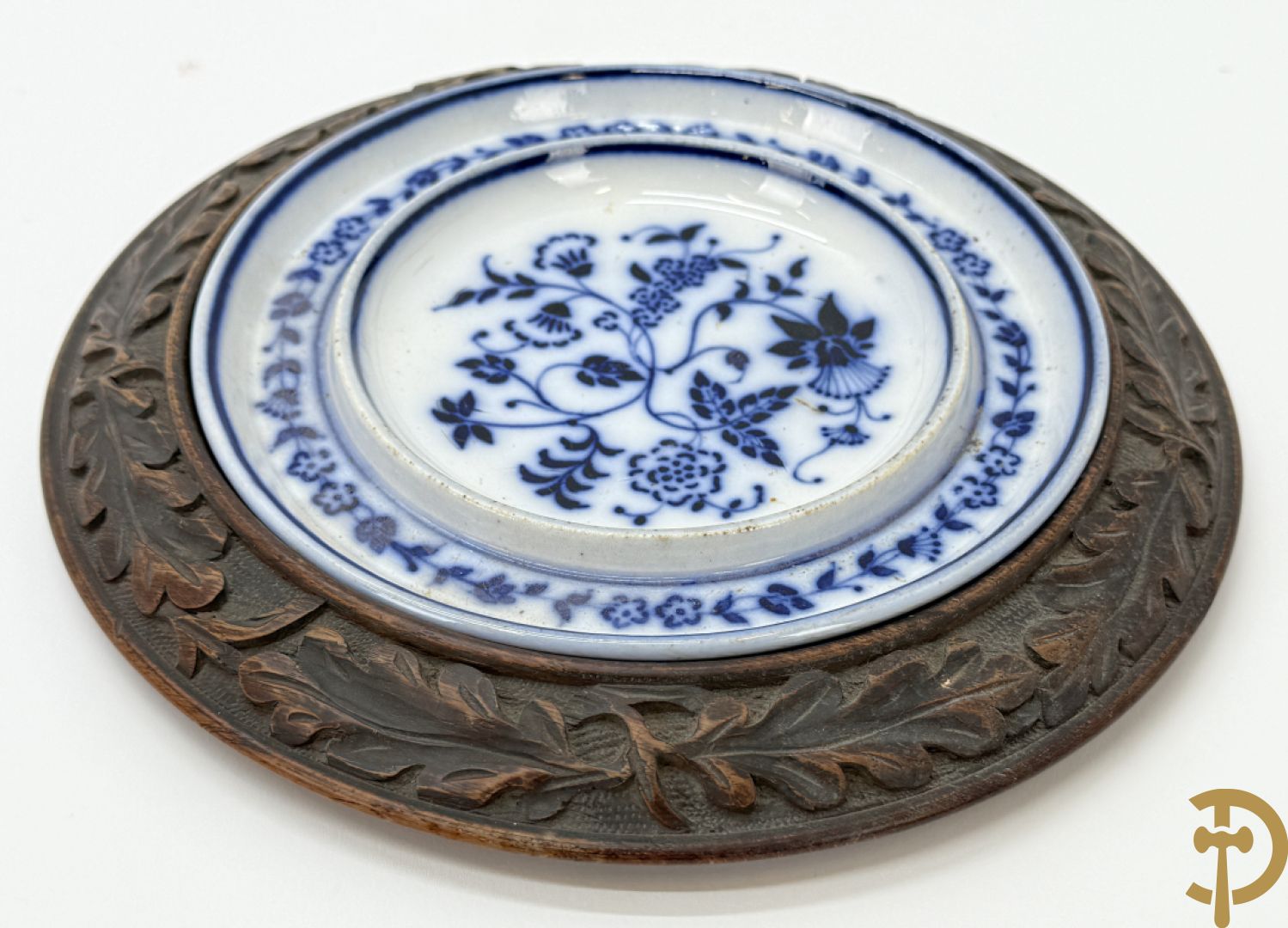 Keramieken boterschaal gehouden in houten gesculpteerde omranding met accanthusranken, onderaan gemerkt Waechtersbach