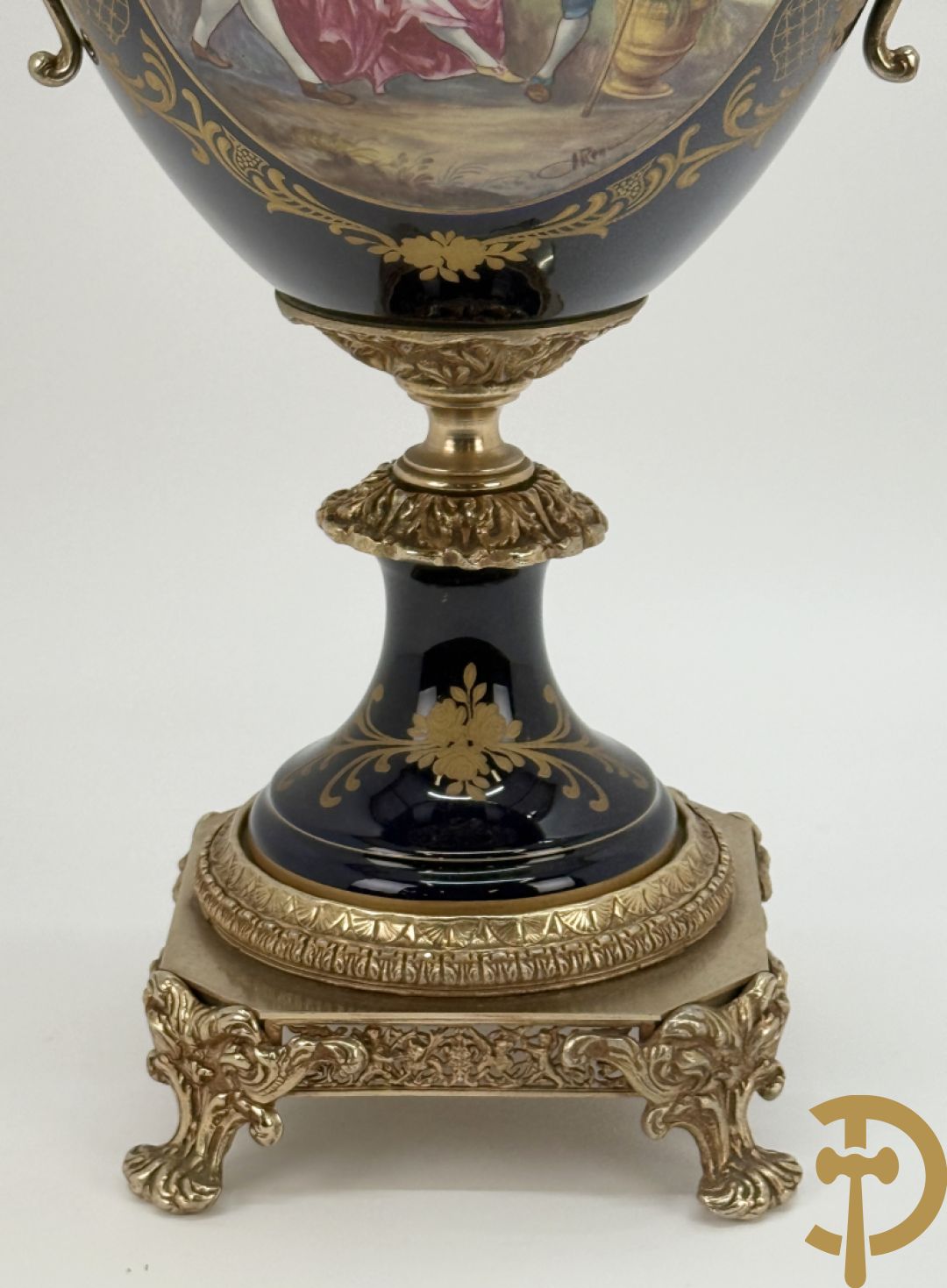 Onleesbaar getekend Sèvres stijl vaas met geanimeerd landschapsdecor en zijdelings met bronzen ornamenten bezet