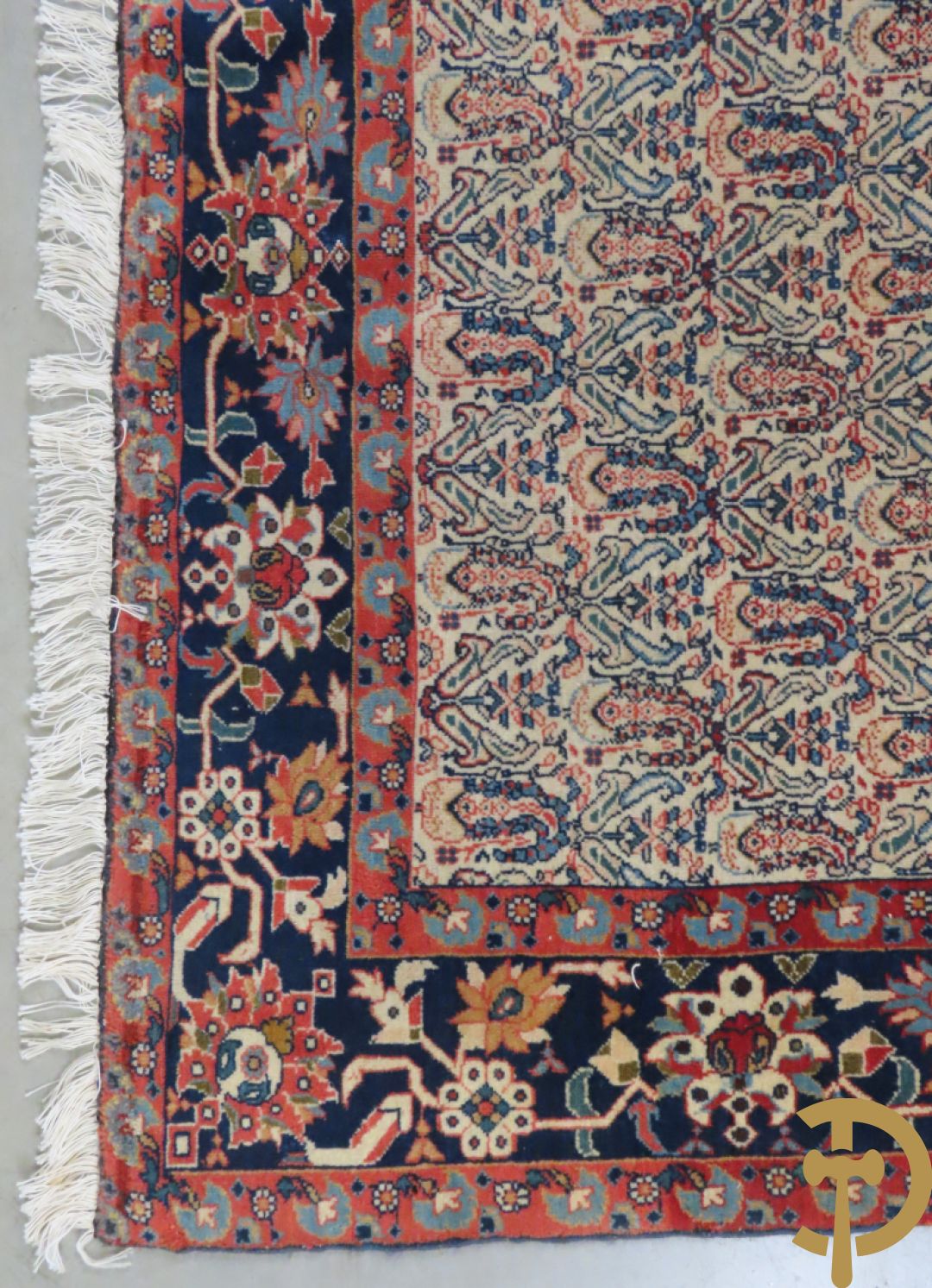 Antiek handgeknoopt tapijt met cashmeremotieven en florale omranding