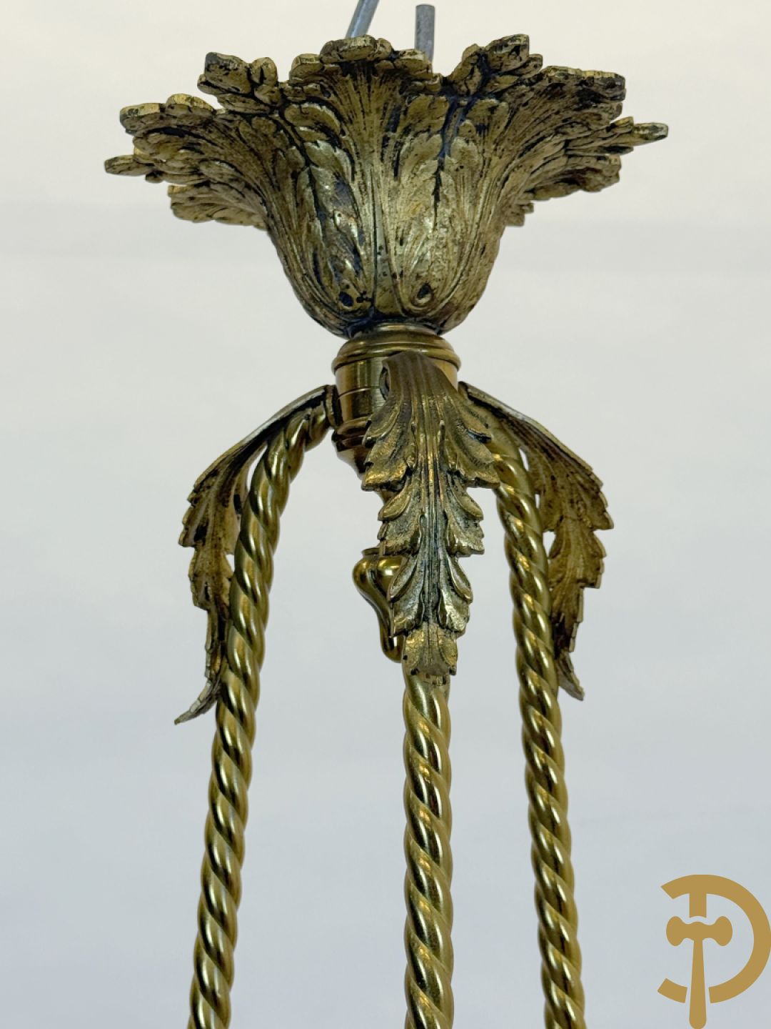 Bronzen hall lantaarn met centrale coupe bezet met bloemen- en dierenkoppen