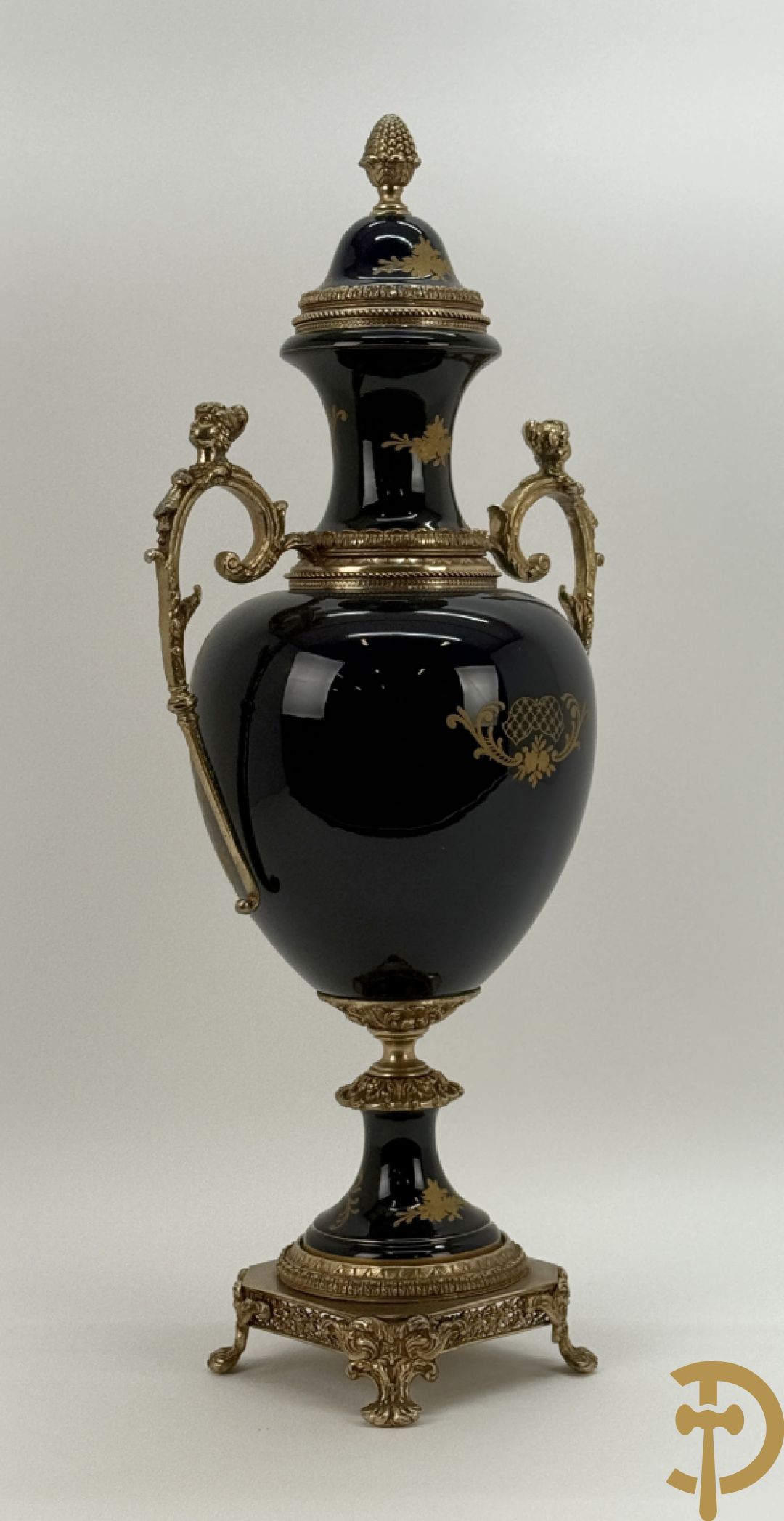 Onleesbaar getekend Sèvres stijl vaas met geanimeerd landschapsdecor en zijdelings met bronzen ornamenten bezet