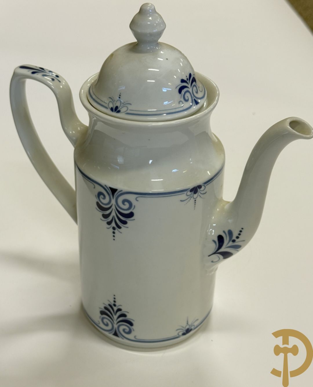 Porseleinen eet- en koffieservies, Winterling Kirchenlamitz Bavaria, met kobaltblauw decor + Porseleinen eet- en koffieservies met blauw bomendecor, Bavaria