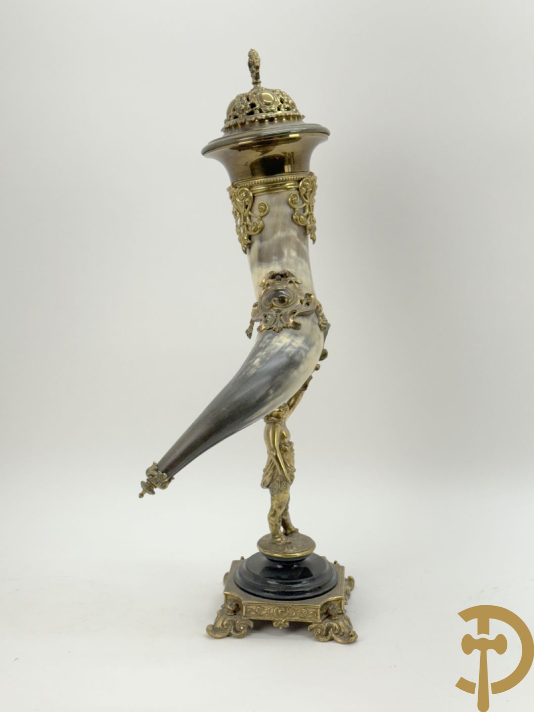 Hoorn met bronzen ornamenten gedragen door bronzen cupido