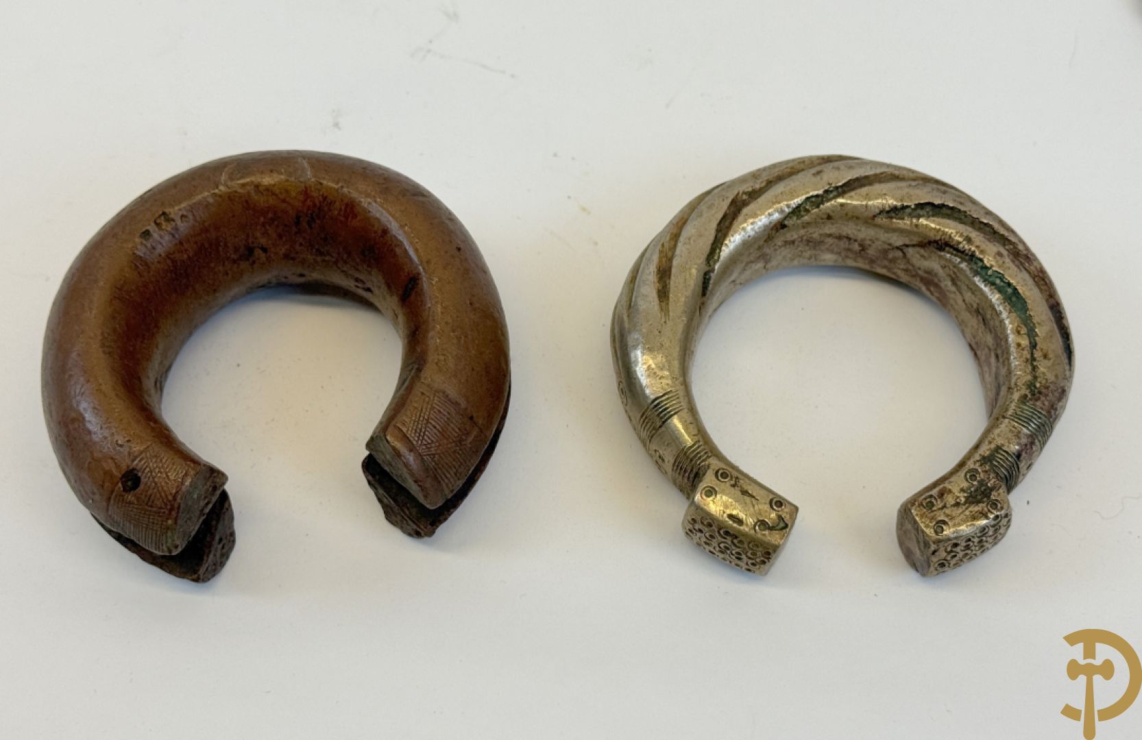 Zes Afrikaanse machetes, 4 speren, bronzen ruilmiddel en 2 bronzen armbanden