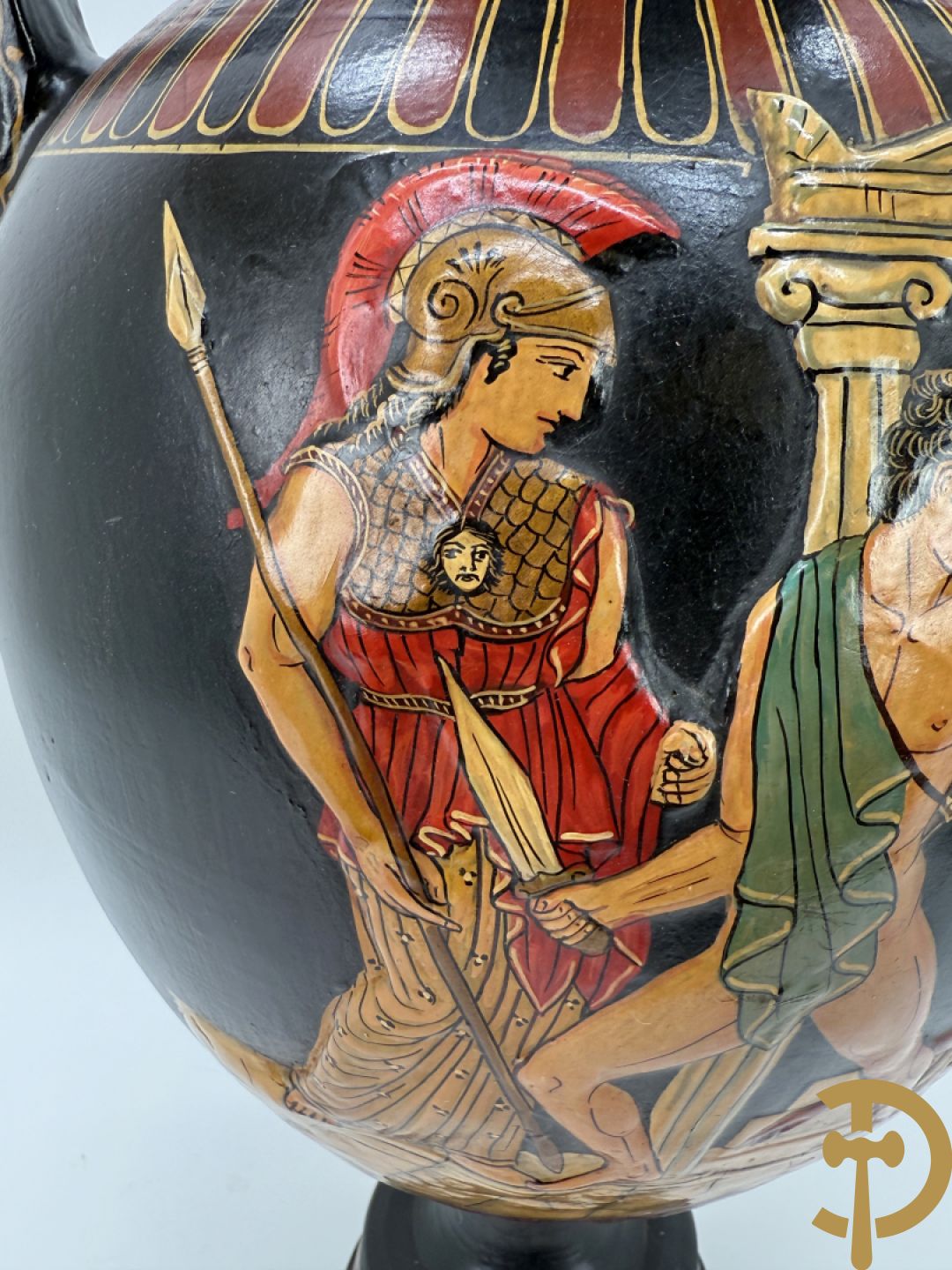 Amfoorvormige vaas in terra cotta met voorstellingen uit de Klassieke oudheid, Griekse stijl