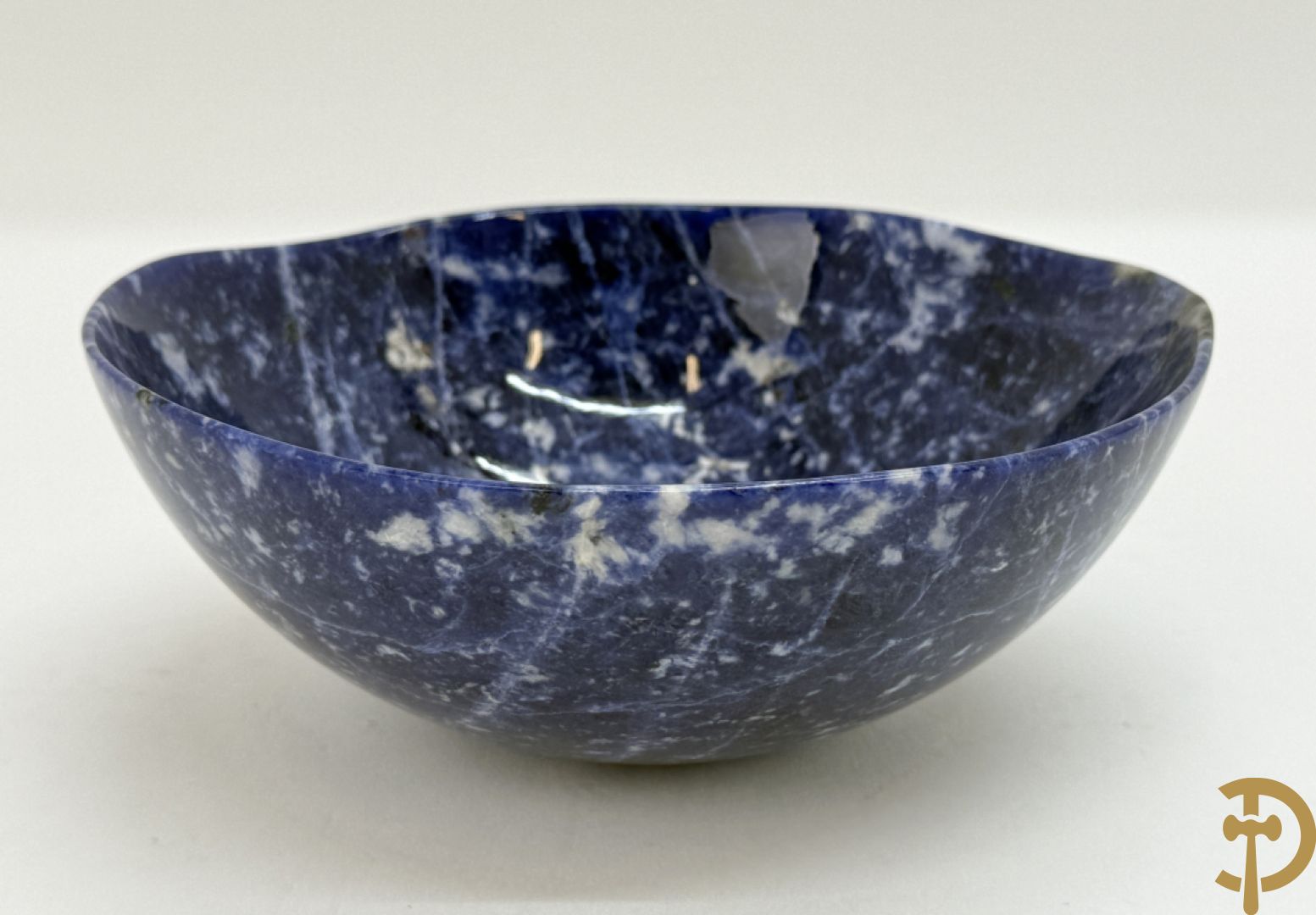 Wolf Helmut (getekend onderaan) Gepolierde schaal/bowl van blauw/wit sodaliet met golvende rand onder getekend WOLF H. (Steinbildhauer, Edelsteingestalter, aus Kirschweiler, Idar-Oberstein),