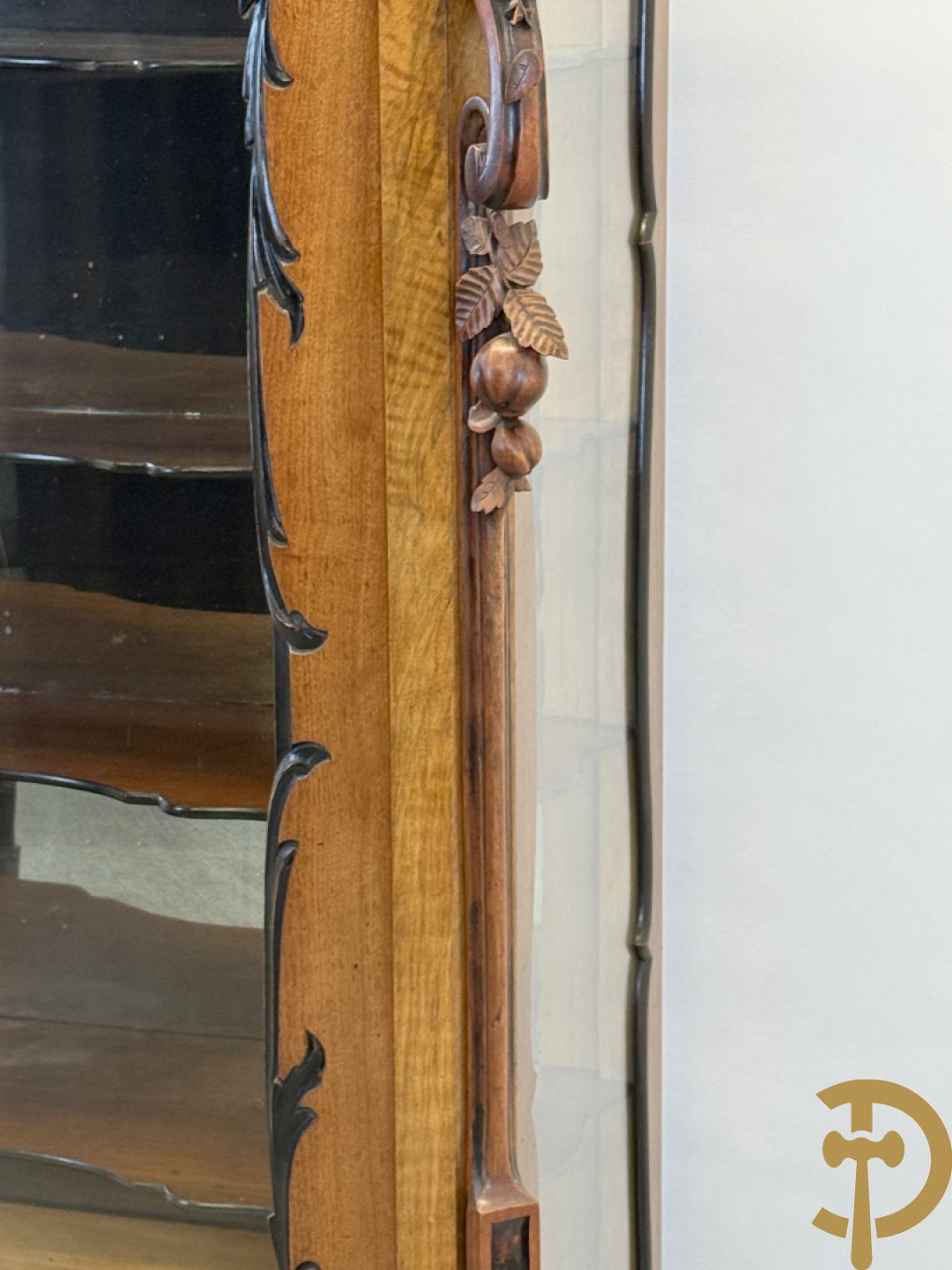 Franse notelaren vitrine met Louis XV motieven en fruitranken, bovenaan bezet met amfoor, 19e