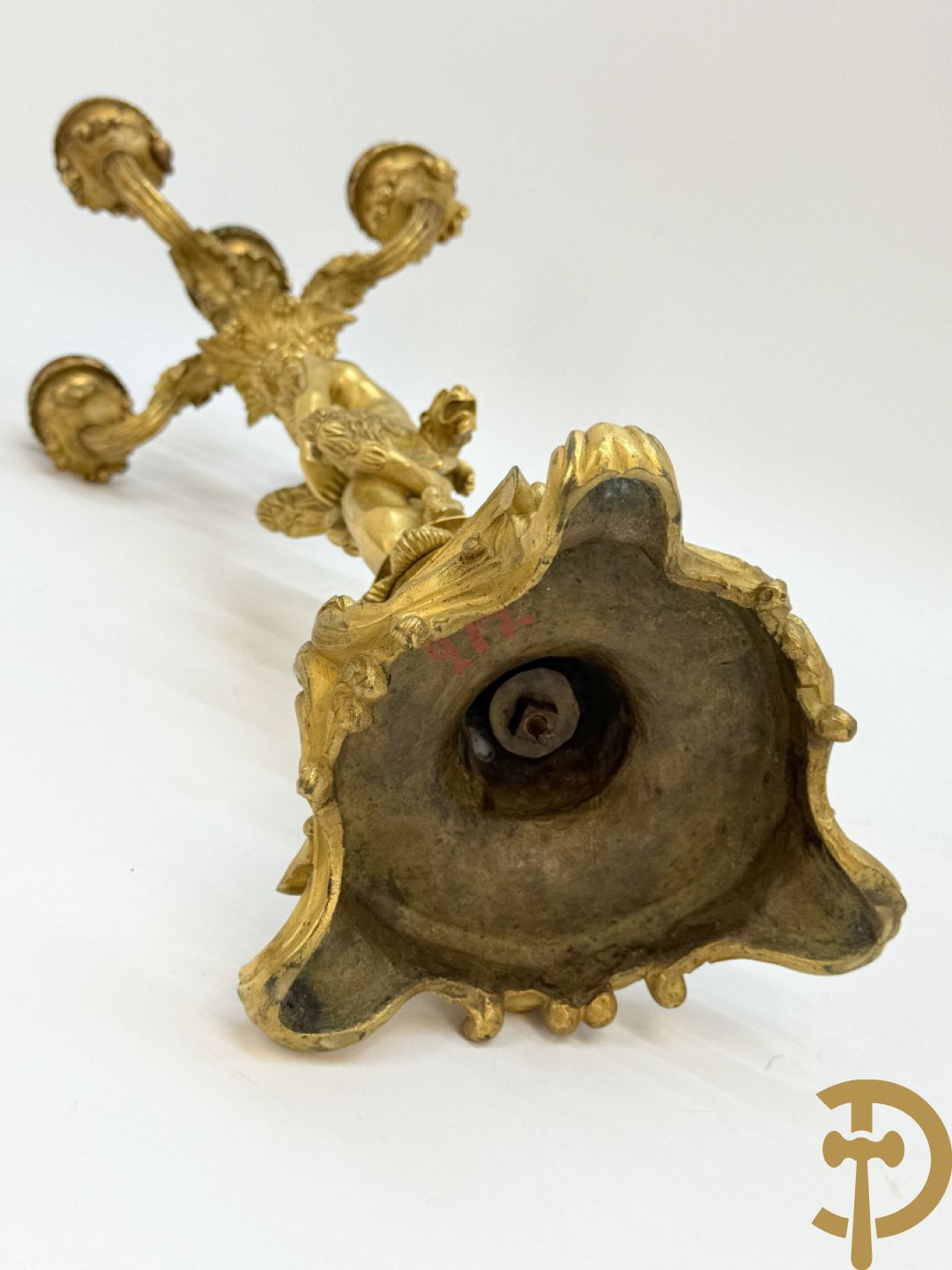 Paar bronzen kandelaars met sater en naakte dame, versierd met accanthusranken en dierenmotieven