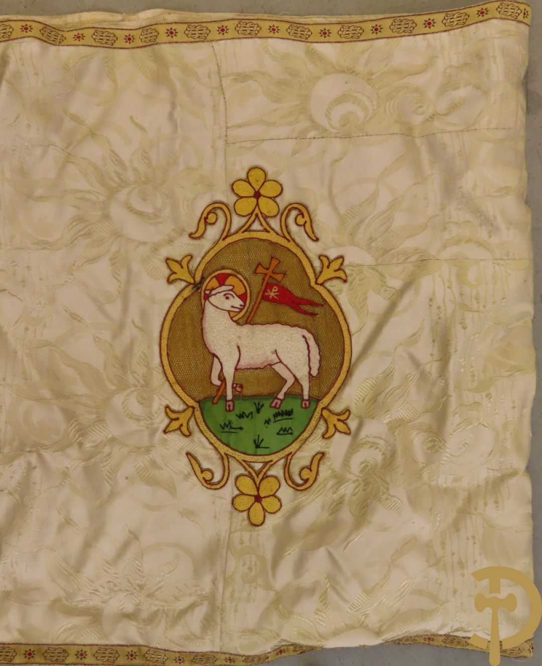 Massief eiken hangtabernakel + religieus brocaat