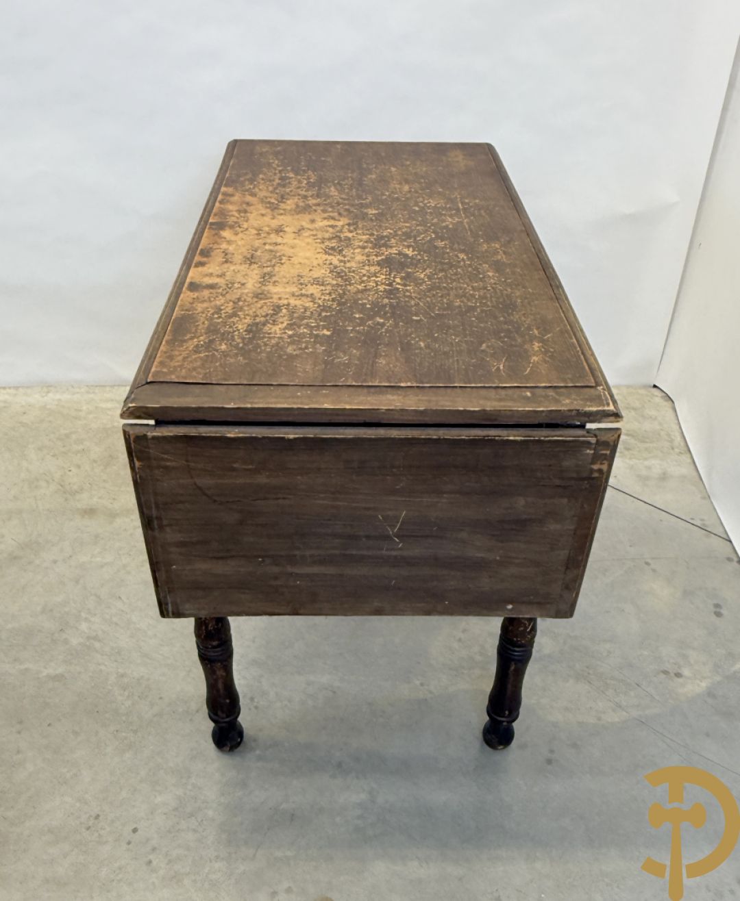 Drie antieke cafétafeltjes waarvan 2 met zijdelingse openklapbare flap