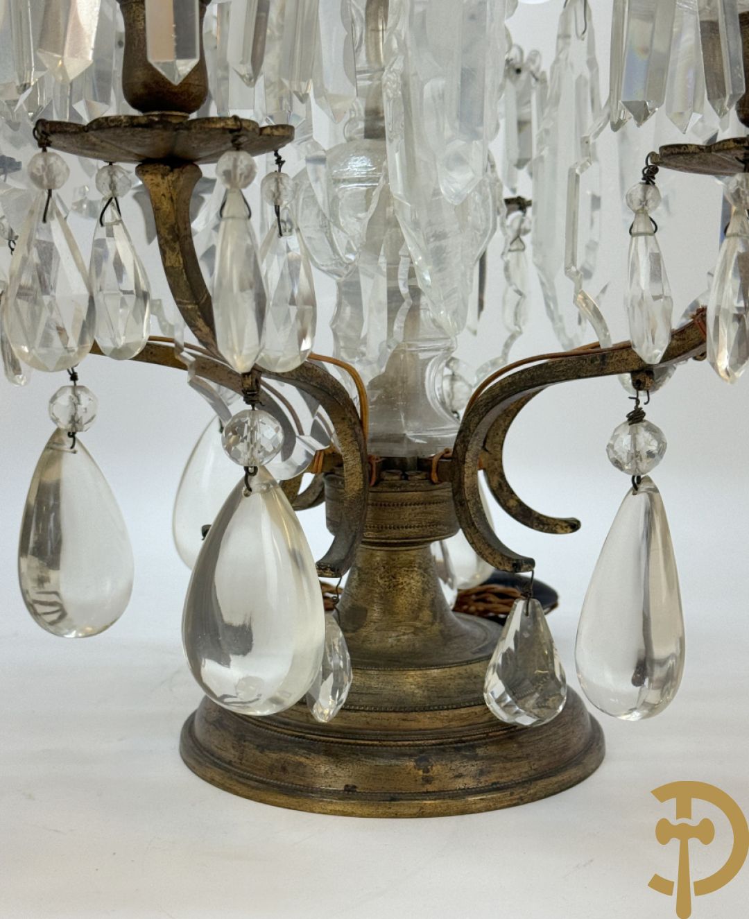 Kooperen girondole met 6 lichtpunten, bezet met kristallen bellen en bovenaan bekroond met pinakel
