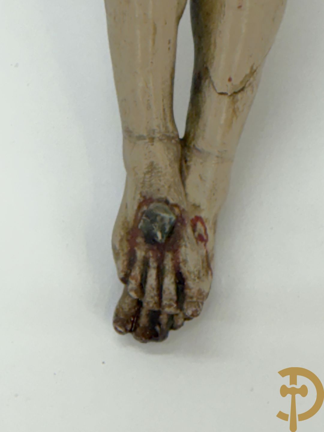 Twee houtgesculpteerde en gepolychromeerde corpussen, 18e